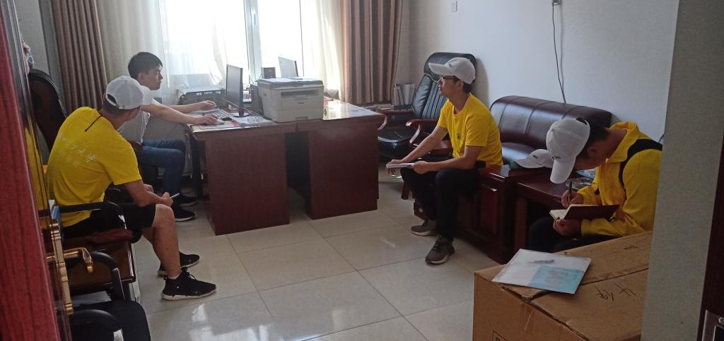 调研队员在民政局