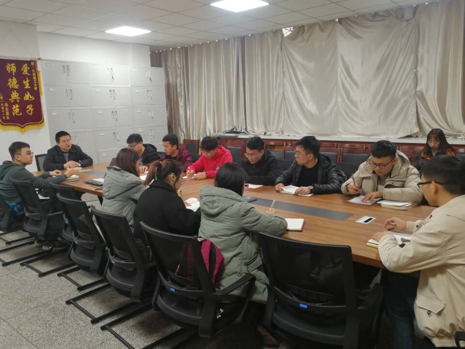 公司员工党支部组织学习现场