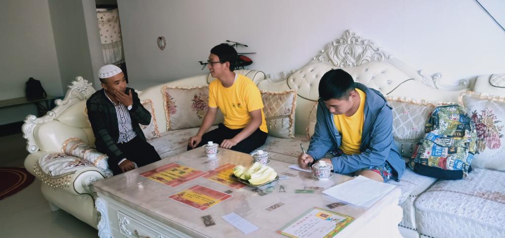 调研队员走访村民家里